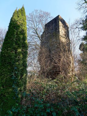 Almanya 'nın Essen-Kettwig kentindeki Kattenturm harabesi, 13. yüzyılın eski kalesi Luttelnau şövalye koltuğundan geriye kalanlar.