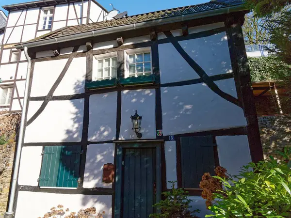 Almanya, Essen-Kettwig 'de yarı keresteli ev, 18. yüzyıl inşaat dönemi, listelenmiş bina.