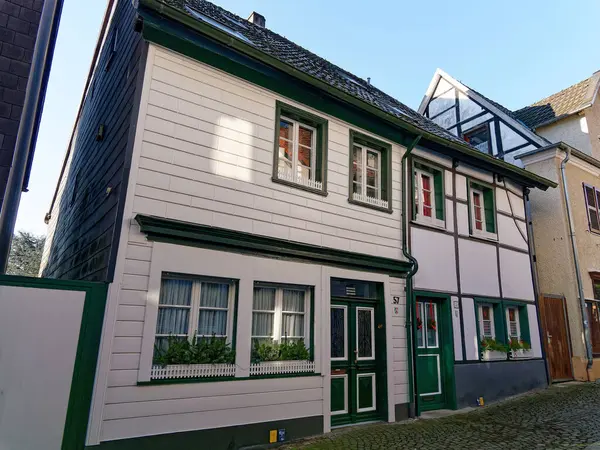 Almanya, Essen-Kettwig 'de yarı keresteli evler, listelenmiş bina, evin sol yarısı muhtemelen 18. yüzyıl, sağ yarısı 1821' den önce.