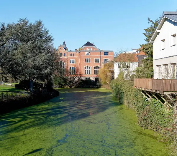 Essen-Kettwig 'deki eski tekstil fabrikası Scheidt, 1837' de inşa edilmiş, şimdi bir apartman dairesi.