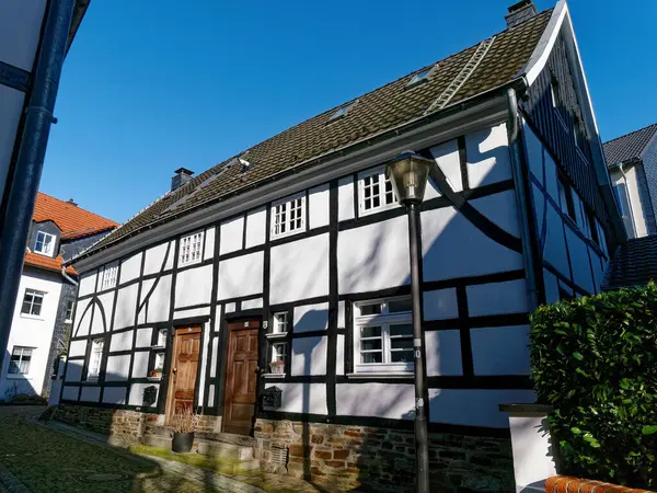 Almanya 'nın Essen-Kettwig şehrinde 18. yüzyılda inşa edilmiş yarı keresteli evler.