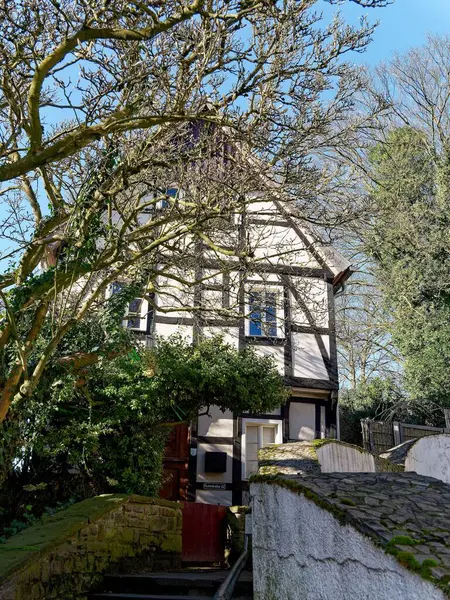 Essen-Kettwig, Almanya 'da yarı keresteli bir ev, listelenmiş bina, eski okul binası, muhtemelen 17. yüzyılda inşa edilmiş.