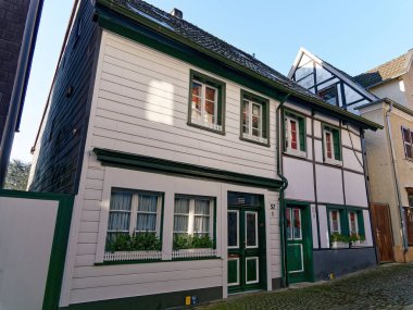 Almanya, Essen-Kettwig 'de yarı keresteli evler, listelenmiş bina, evin sol yarısı muhtemelen 18. yüzyıl, sağ yarısı 1821' den önce.