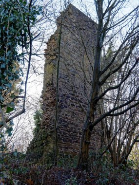 Almanya 'nın Essen-Kettwig kentindeki Kattenturm harabesi, 13. yüzyılın eski kalesi Luttelnau şövalye koltuğundan geriye kalanlar.
