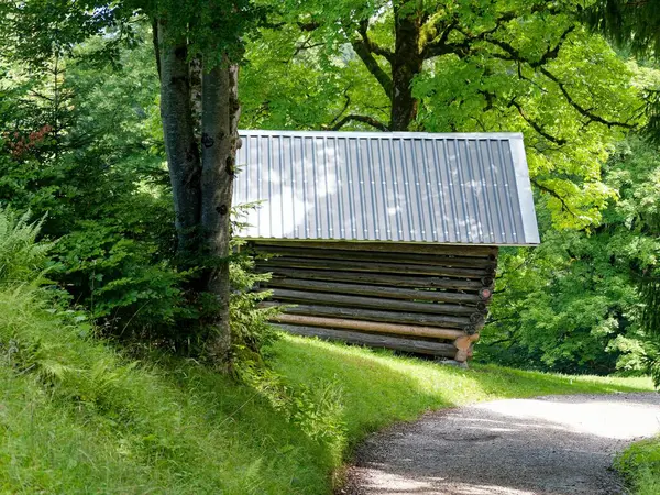 Almanya 'nın Bavyera bölgesindeki Garmisch-Partenkirchen dağlarında bir yürüyüş yolunda ahşap kulübe.