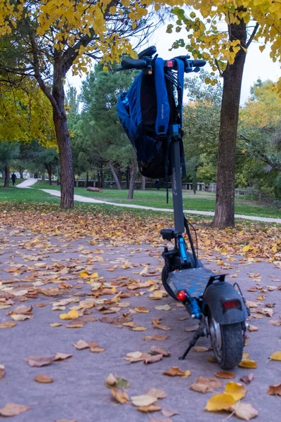 Sonbaharda parkta elektrikli scooter.
