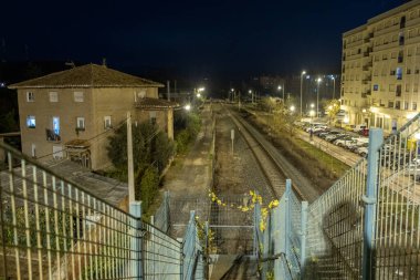 Bir çitin üzerindeki asma kilidin yaklaşımı