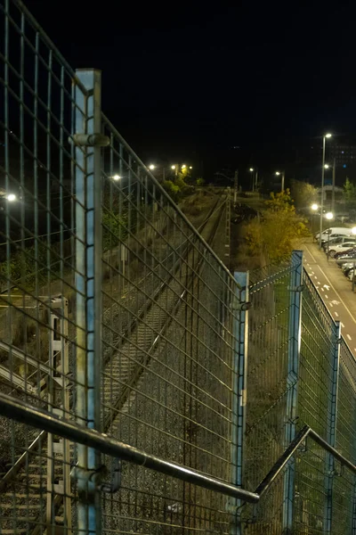 Gece bir tren yolu üzerinde yaya köprüsü