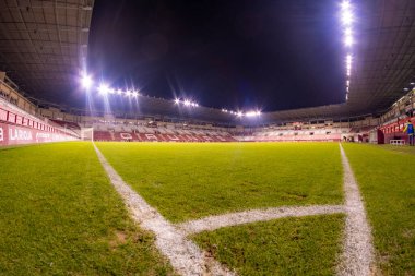 Köşe, gece futbolu Aydınlatılmış bir stadyumda