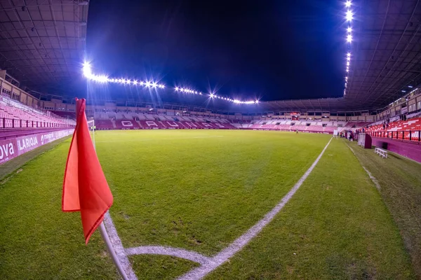 Köşe, gece futbolu Aydınlatılmış bir stadyumda