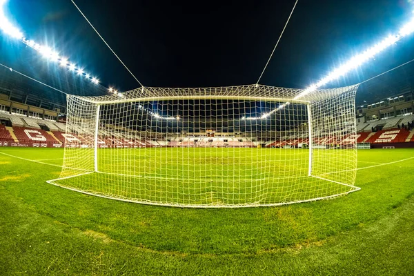 Kalenin arkasındaki stadyum.