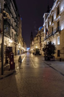 Cobblestone Caddesi 'nde aydınlanmış sokak öncüleri geceleri aydınlatılarak Asterias' taki Oviedo Katedrali 'ne götürülüyor geceleri İspanya' daki Oviedo Katedrali 'ne yayılıyor. Yüksek kalite fotoğraf