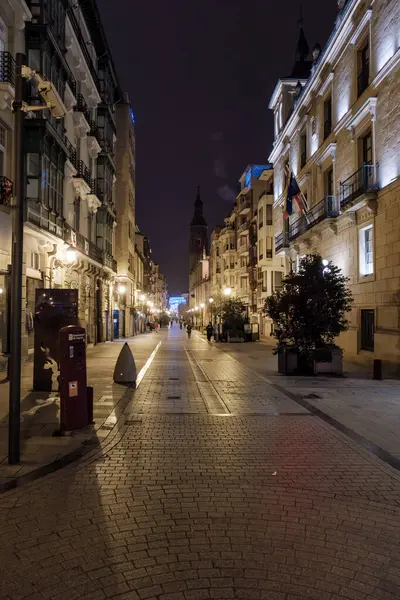 Cobblestone Caddesi 'nde aydınlanmış sokak öncüleri geceleri aydınlatılarak Asterias' taki Oviedo Katedrali 'ne götürülüyor geceleri İspanya' daki Oviedo Katedrali 'ne yayılıyor. Yüksek kalite fotoğraf