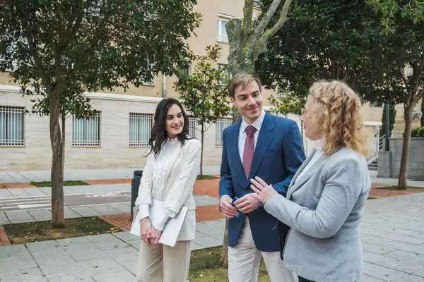 İş dünyasından profesyoneller dışarıda sohbet ediyor, fikirleri paylaşıyor ve şehir ortamında işbirliği yapıyorlar.