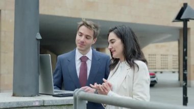 İş ortakları açık havada dizüstü bilgisayarda birlikte çalışıyorlar. Yüksek kalite 4K görüntü.