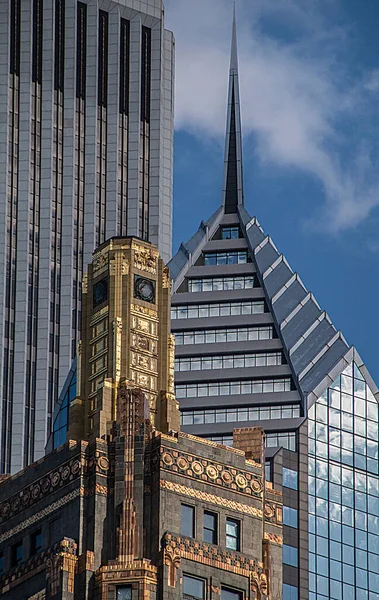 芝加哥三栋大楼的顶部一个是装饰艺术 两个比较现代 — 图库照片