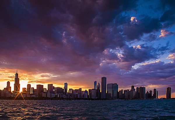 Чикагский Горизонт Закате Озером Мичиган Переднем Плане — стоковое фото