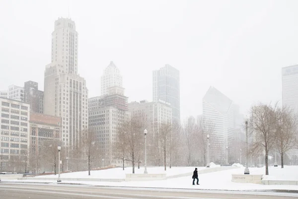 Человек Ходит Снегу Чикаго — стоковое фото