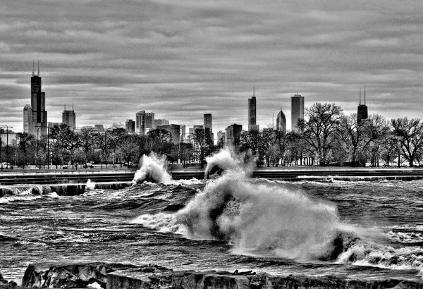Волны Обрушились Берег Перед Чикаго — стоковое фото