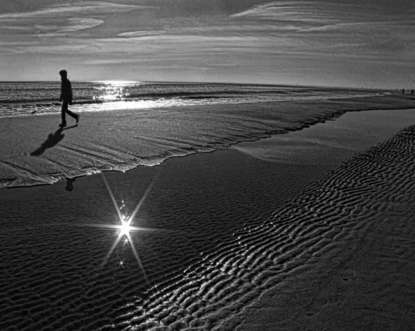 Ein Mann Geht Einem Sonnigen Tag Strand Entlang — Stockfoto