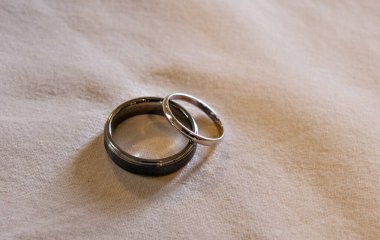 Onun ve onun evlilik yüzükleri.