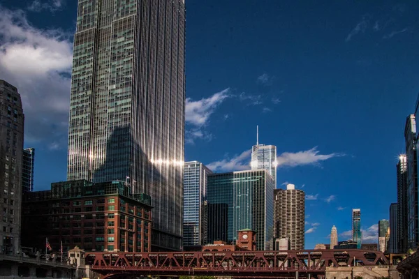 横跨芝加哥河的建筑物和桥梁 — 图库照片