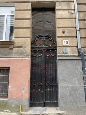 Kırmızı ve beyaz kapılı eski ahşap kapı.