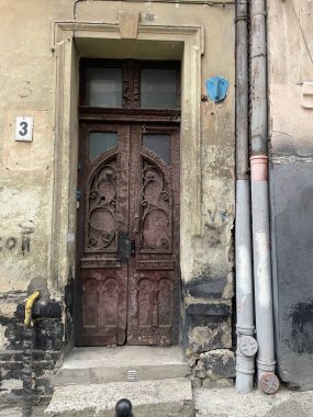 Pencereli eski ahşap kapı