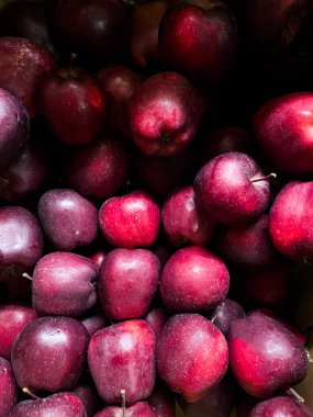 Siyah arkaplanda taze kırmızı elmalar