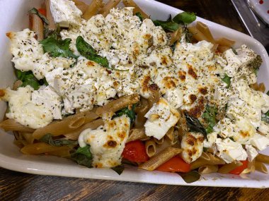 Tavuk ve sebzeli salata.