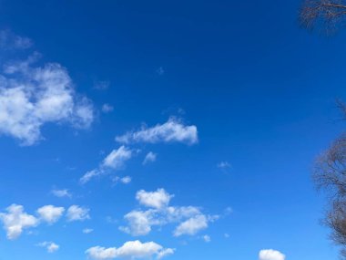 Bulutlu mavi gökyüzü