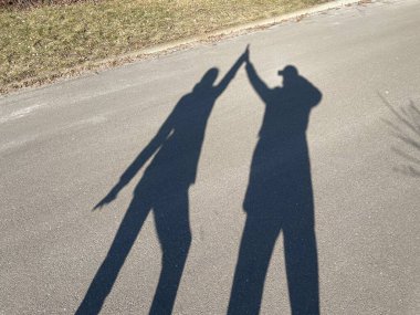 Erkek ve kadın yolda yürüyor.