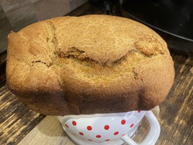 Kuru üzüm ve şekerli ev yapımı ekmek.