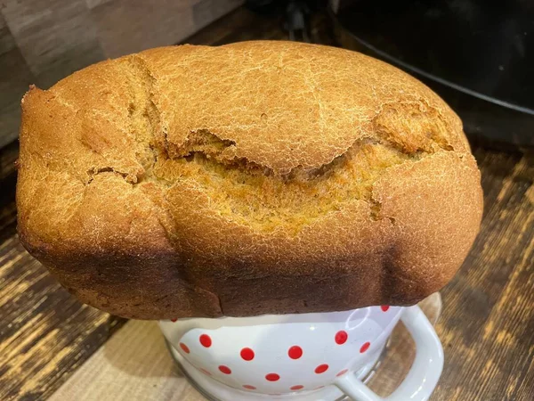 Kuru üzüm ve şekerli ev yapımı ekmek.