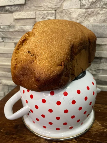 Şekerli ve pudralı ev yapımı çikolatalı pasta.