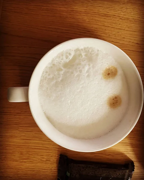Cappuccino Dengan Susu Meja Kayu Kafe — Stok Foto
