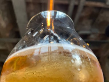 Bir kadeh şarabı kapat.