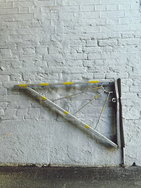 Altes Fahrrad Hängt Einer Wand Der Straße — Stockfoto