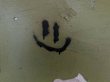 Siyah arka planı olan paslı metal bir duvar.