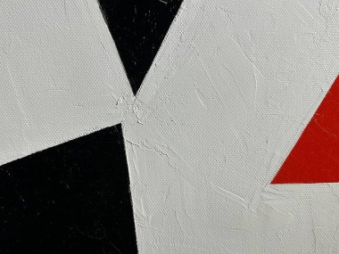 beyaz ve kırmızı üçgen