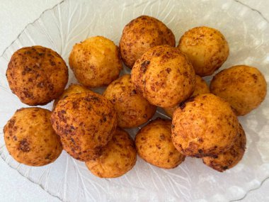 beyaz zemin üzerinde sahanda yumurta