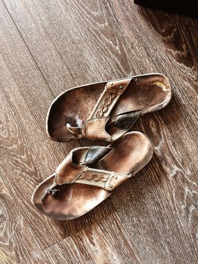 Kadın ayakkabıları yerde.