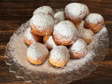 Beyaz tabakta tatlı kek