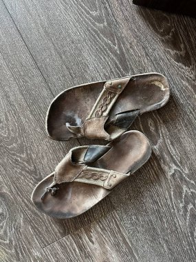kahverengi kadın ayakkabıları ahşap arka planda
