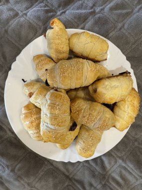 Beyaz tabakta taze kruvasan.