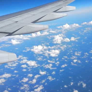 Pencereden uçan uçağın kanadı