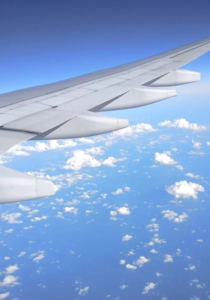 Gökyüzünde Uçak Kanadı — Stok fotoğraf