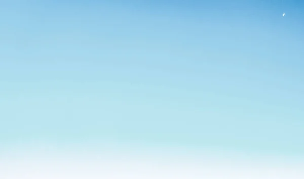 Bulutlu mavi gökyüzü.