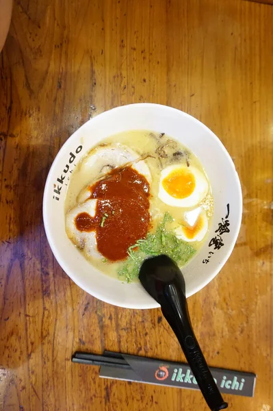 目玉焼きとベーコンの卵スープ — ストック写真