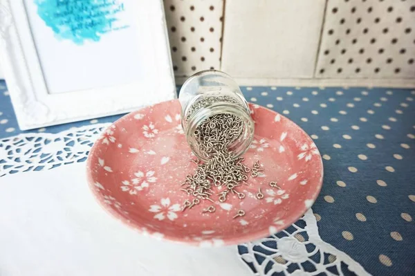 El yapımı ve el yapımı eşyalar için göz halkasıyla dolu cam bir kavanozun klasik ve retro tarzı görüntüsü